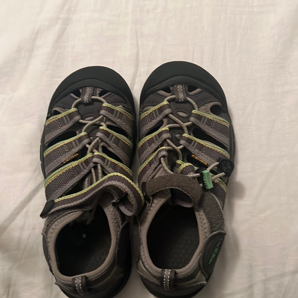 Like New Big Kids Keens Newport H2, Size 2